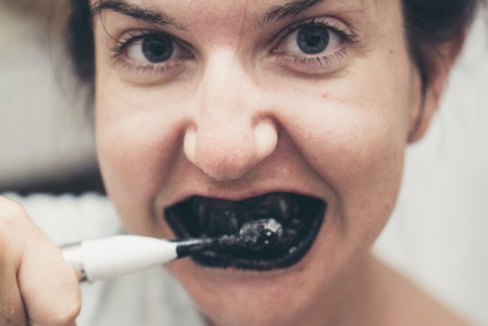 Houtskooltandpasta blijkt dan toch niet zo goed voor je gebit