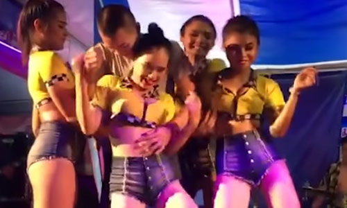 Hij geniet van dansje met sexy dames, maar dan grijpt zijn jaloerse vrouw in (video)