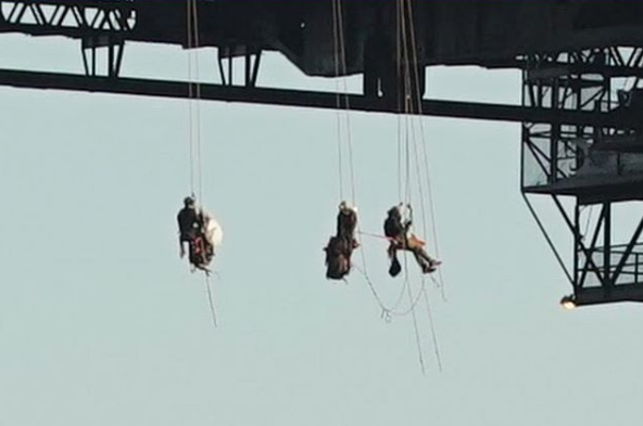Klimaatactivisten hangen zich vast aan onderkant Sydney Harbour Bridge