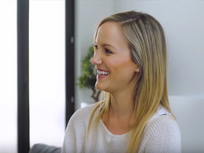 Dit draagt Elisabet (De Mol) voor ‘sexy time’ met haar man (video)