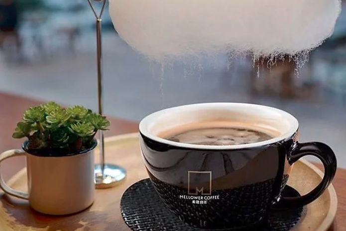 Bizar. In dit café hangt er een suikerspin boven je koffie