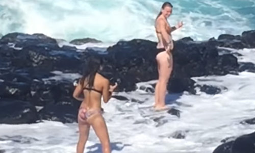 En daarom is bikinifoto’s nemen aan het water NIET zonder gevaar (video)