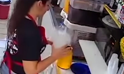 Ze haalde melk uit de microgolfoven. Nu mag ze een JAAR niet meer in de zon lopen! (video)