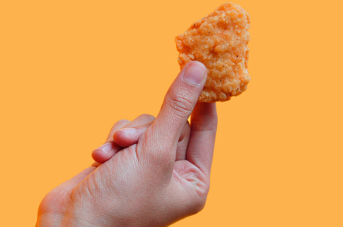 BIZAR. Amerikaanse man pelt chicken nuggets voordat hij ze opeet