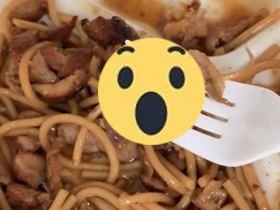 BAH: Ze bestelde ‘kip teriyaki’, maar kreeg er DIT beestje nog bij! (video)