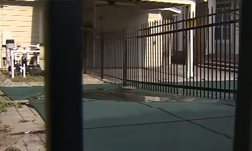 Ruzie over bouwgrond zorgt voor dit ABSURDE tafereel (video)