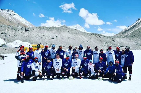 Rugbyspelers op de Mount Everest breken wereldrecord voor hoogste rugbywedstrijd ooit