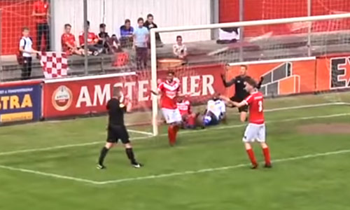 WOOPS: Scheidsrechter scoort zelf en keurt zijn doelpunt goed! (video)