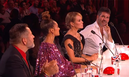 Sexy outfit ‘Britain’s Got Talent’-jurylid choqueert kijkers: “Waarom moet ze wéér haar borsten tonen?” (foto’s/video)