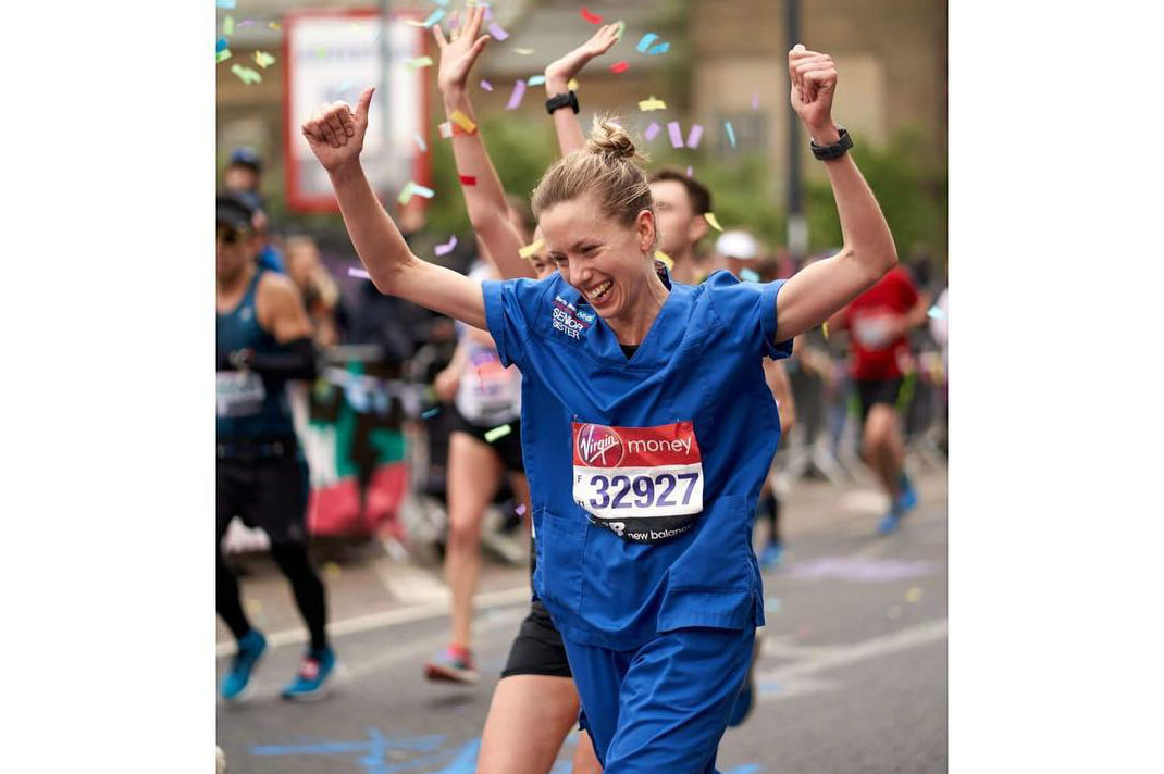 Dan toch recorderkenning voor verpleegster die marathon uitliep in uniform