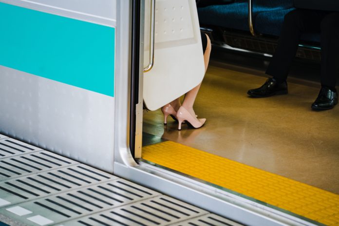 Japanse app beschermt vrouwen in de metro tegen ongewenste aanrakingen