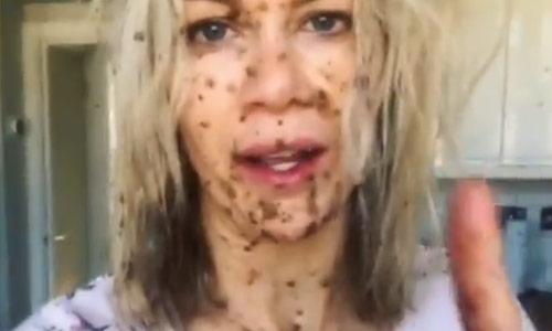 Ze vergeet een lepel uit haar blender te halen. Nu mag ze de hele dag kuisen! (video)