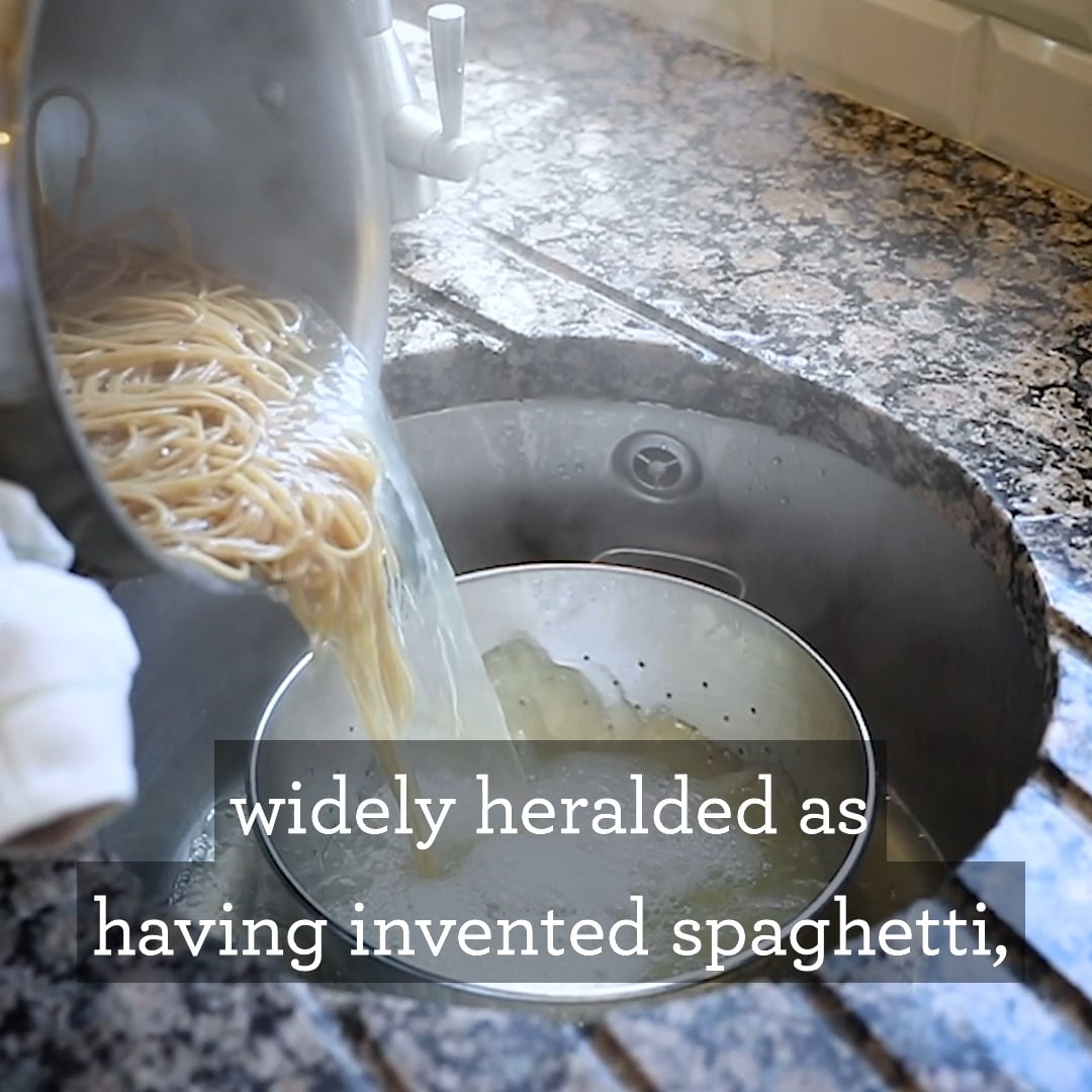 Kunstenaar maakt portret da Vinci na met Italiaanse ingrediënten