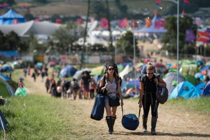 Glastonbury Festival biedt gratis hoteldouches aan