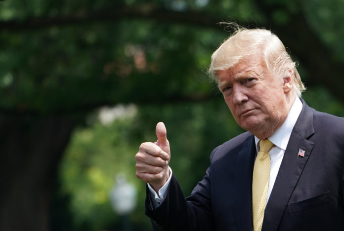 Donald Trump poetst nu ook toiletten