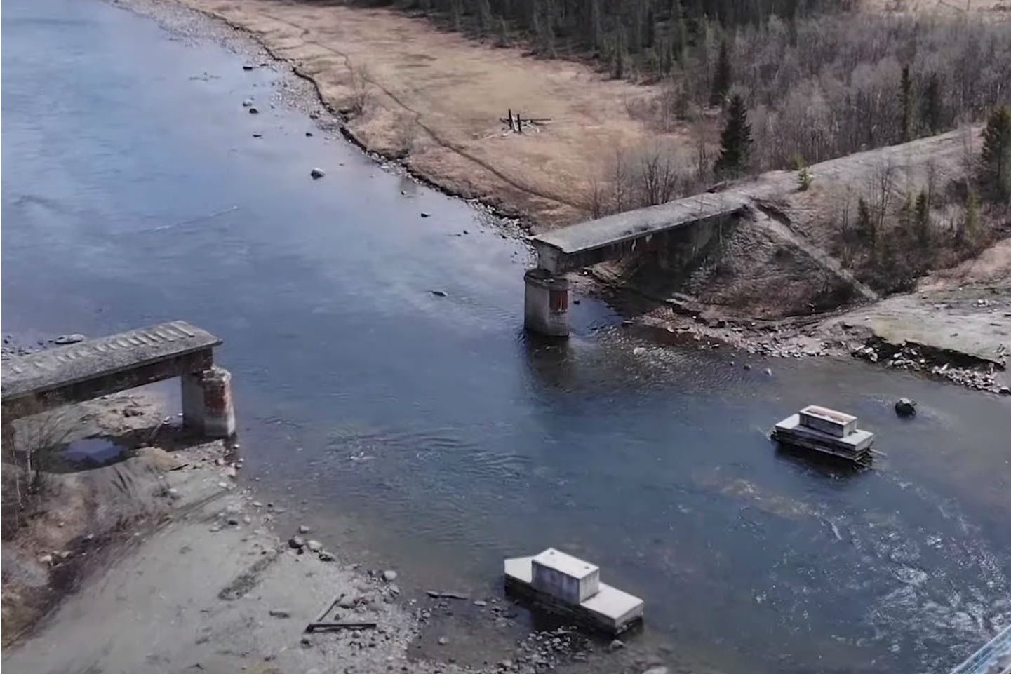 Russische dieven gaan ervan door met stuk brug