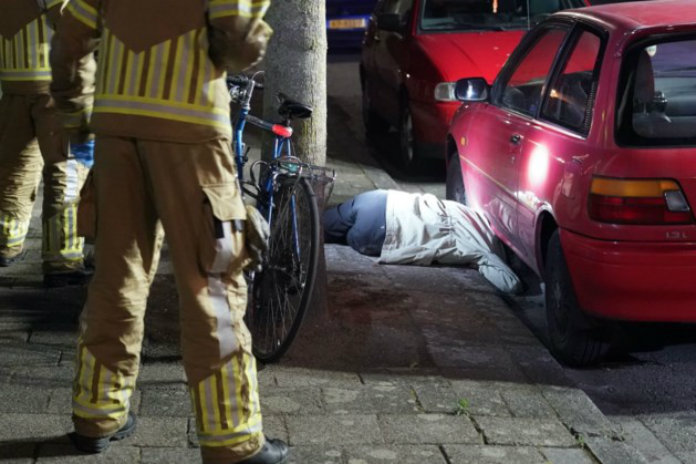 Man komt met hoofd tussen stoeprand en auto vast te zitten
