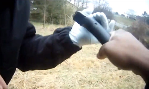 Schokkend: Politieagent krijgt stevige paniekaanval tijdens arrestatie. Ambulancier grijpt gepast in: “Geef me je wapen!” (video)