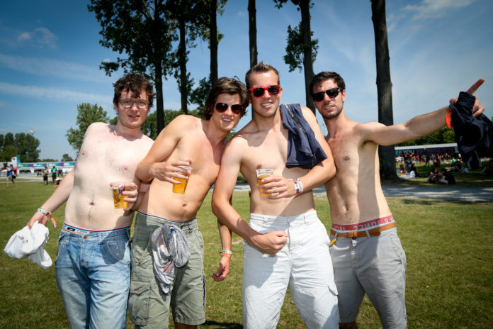 Vrouwelijke festivalgangers lopen massaal warm voor blote mannenbast