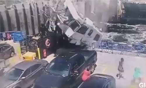 Schokkend: Man overleeft gruwelijke crash met op hol geslagen camper niet (video)