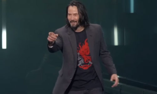 Man in publiek onderbreekt Keanu Reeves tijdens presentatie. Zijn reactie? Schitterend! (video)