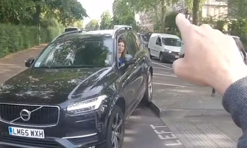 Dokter rijdt tegen rijrichting in om file te ontwijken, maar dat ziet deze kerel NIET door de vingers (video)