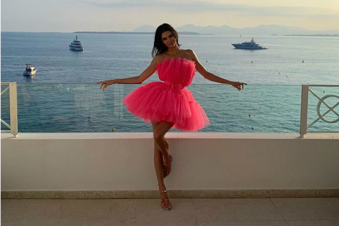 IN BEELD. De flamingo-pose is hot bij influencers