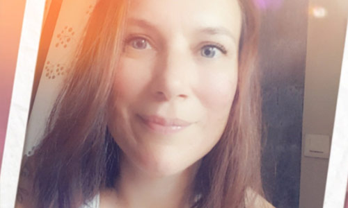 Dame op straat uitgemaakt voor ‘vuile hoer’ wegens deze outfit. Nu delen vrouwen massaal hun decolletés (foto’s)