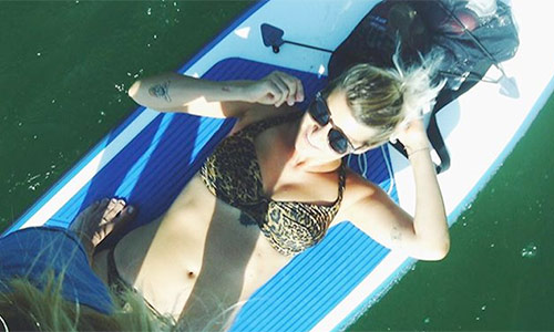 Hanne (K3) en Eva Daeleman stralen in bikini, Astrid Coppens deelt prachtige zwangerschapsfoto