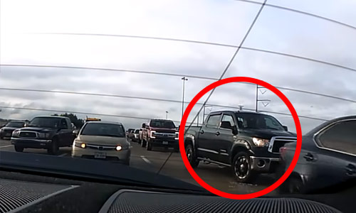 Ongeduldige chauffeur probeert tijd te winnen, maar dat was GEEN goed plan! (video)