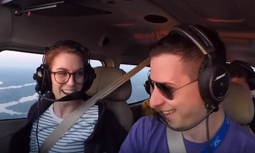 Ze denkt dat ze haar vriend moet helpen om noodlanding te maken met vliegtuig. Maar dan? (video)