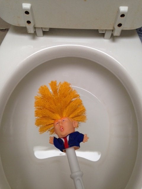 Donald Trump poetst nu ook toiletten