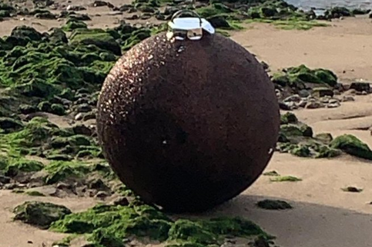 Engelse politie verwart reusachtige kerstbal met gevaarlijke bom