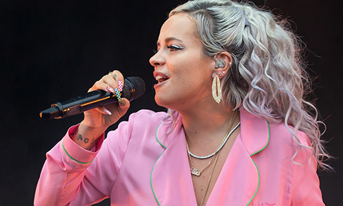 Lily Allen laat NIETS aan de verbeelding over met deze pikante outfit (foto/video)