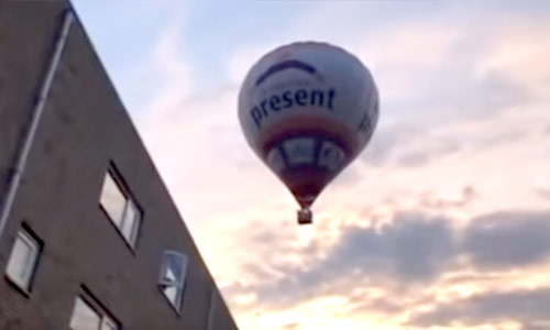 Dalende luchtballon in Nederland komt in de problemen, maar dan grijpen buurtbewoners in! (video)