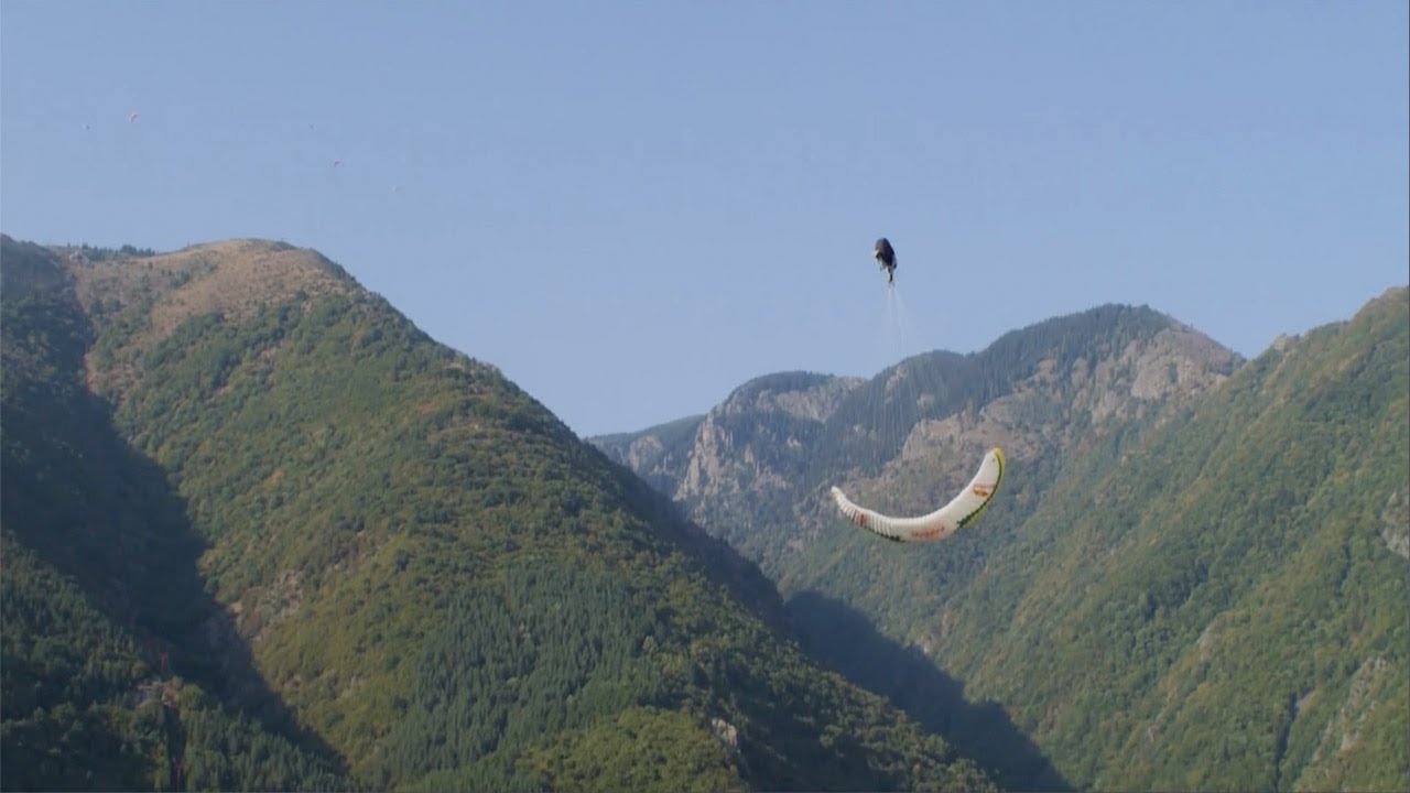 VIDEO. Durfal gaat zeven keer over de kop met parachute