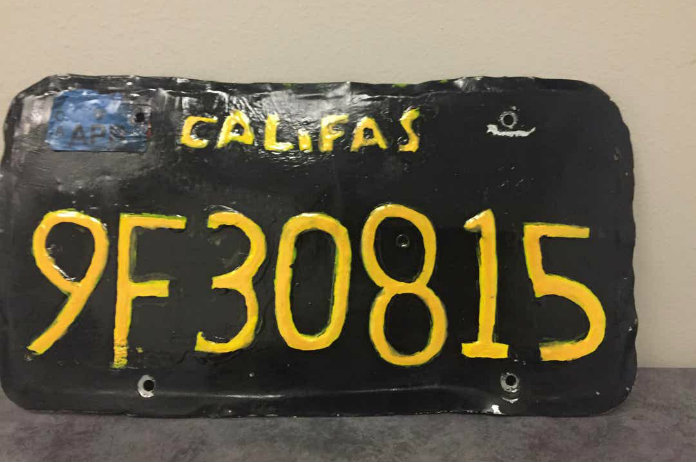 BIZAR. Man maakt belachelijk domme fout op valse nummerplaat