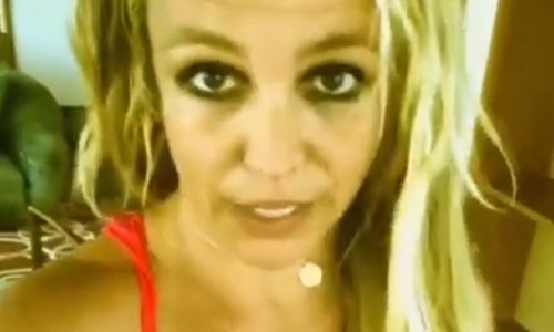 Britney Spears haalt in bikini uit naar paparazzi: “Ik ben zo mager als een naald” (video)