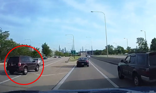 Wegpiraat wil afrit niet missen en richt dan maar deze ravage aan (video)