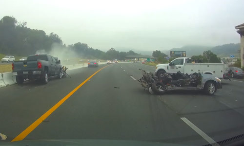 Bestuurder onder invloed veroorzaakt ware horrorcrash op snelweg (video)