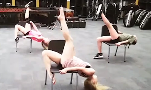 Sexy stoelendansje gaat heerlijk fout (failcompilatie)