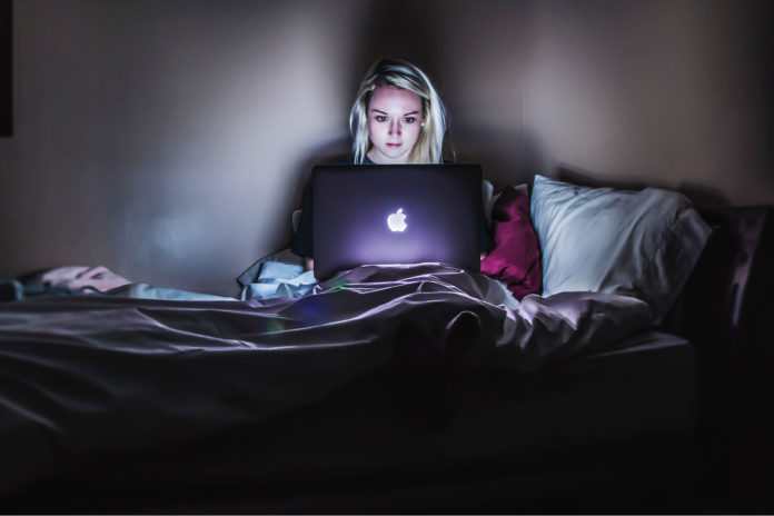 Slank blijven? Slaap dan met het licht uit