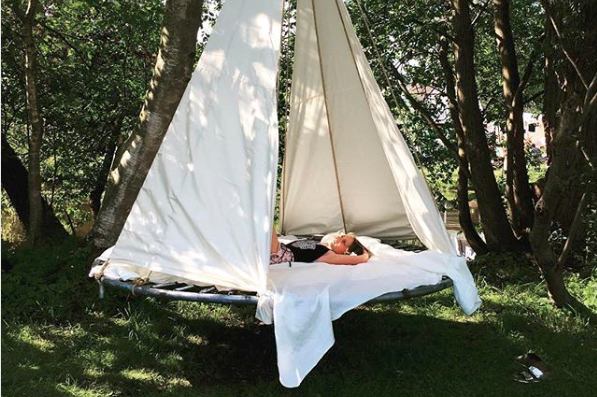 Tover je oude trampoline om tot een zalig schommelbed