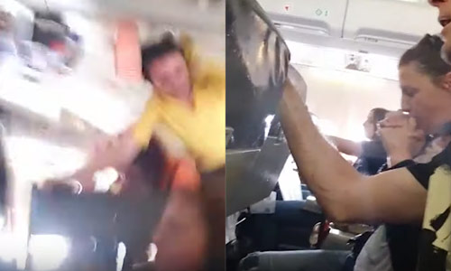 Loeiharde turbulentie smakt stewardess tegen plafond van vliegtuig. Passagiers bidden voor hun leven! (video)