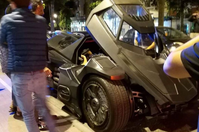 BIZAR. Brusselse politie houdt Batmobiel tegen