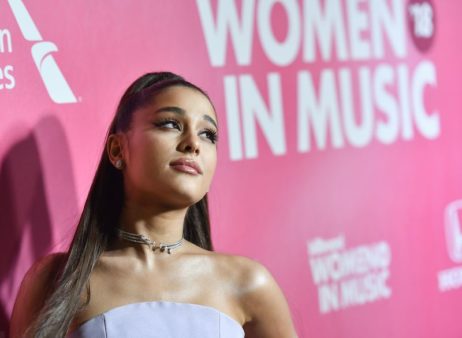 Ariana Grande excuseert zich bij fans voor wansmakelijke grap