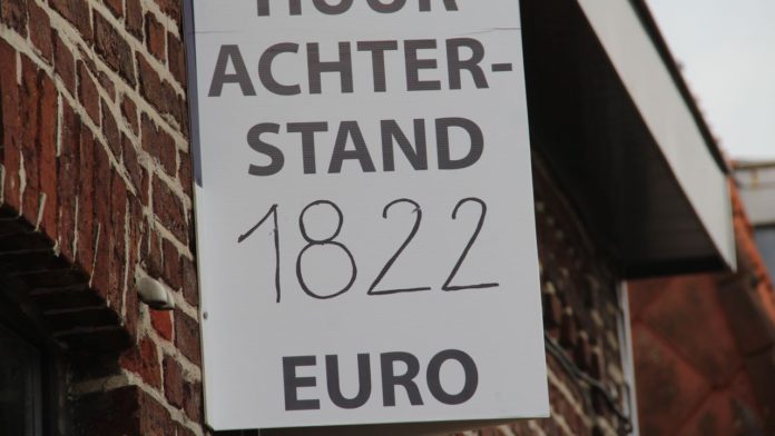 Huisbaas hangt bord met huurachterstand aan gevel bewoners: “Kan moeilijk de deur instampen”