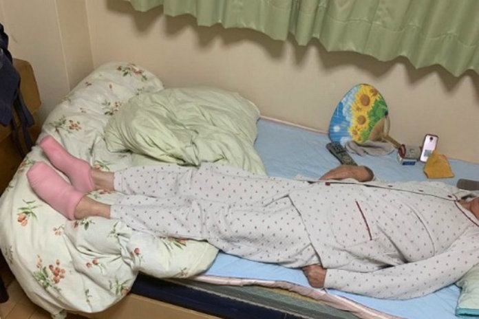 Oma doet “warme sokken” aan, blijkt iets helemaal anders te zijn