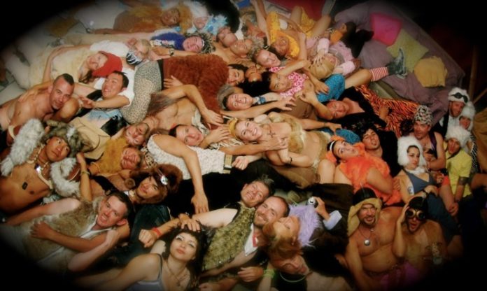 Vrouw krijgt hartaanval tijdens grootste orgie van Europa