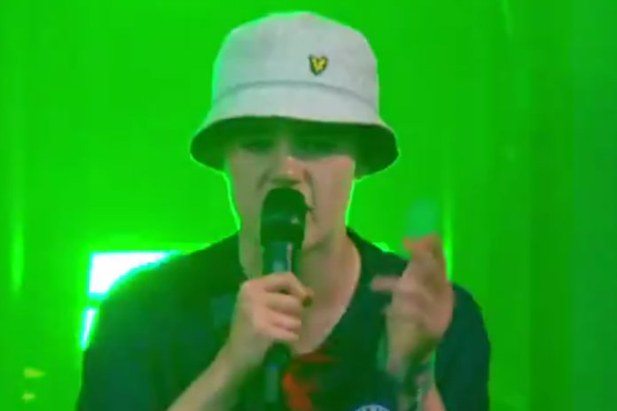 VIDEO. Onbekende fan neemt Glastonbury-festival over